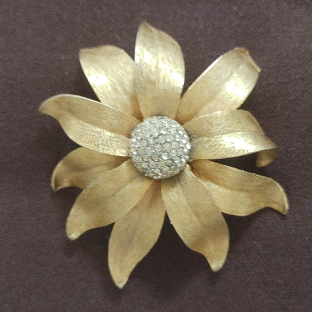 Marvella VTG Gold Daisy Brooch with Rhinestones